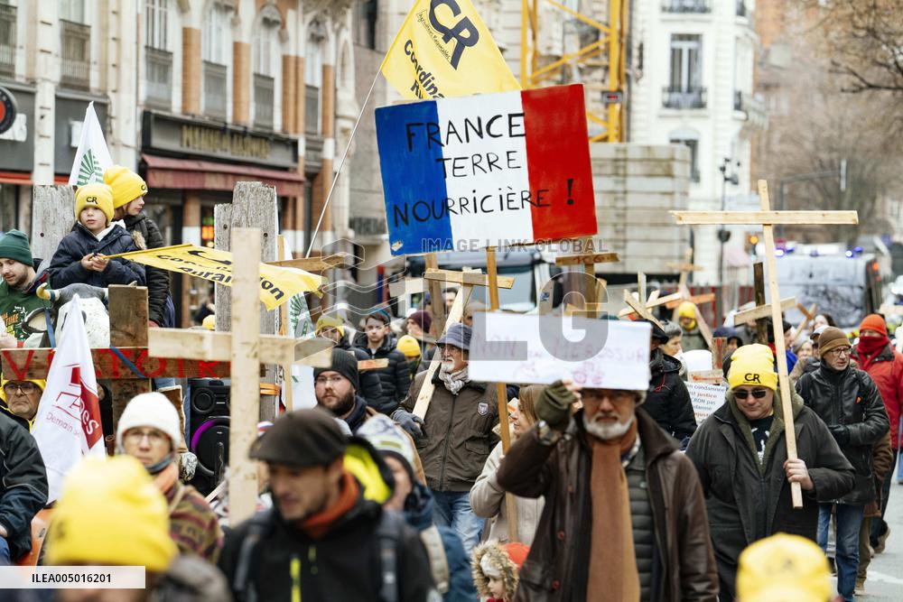Farmers procession through the streets of Toulouse