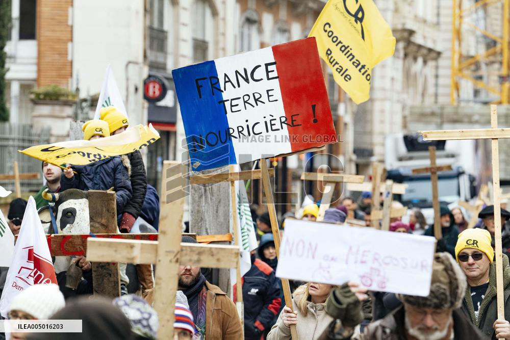 Farmers procession through the streets of Toulouse