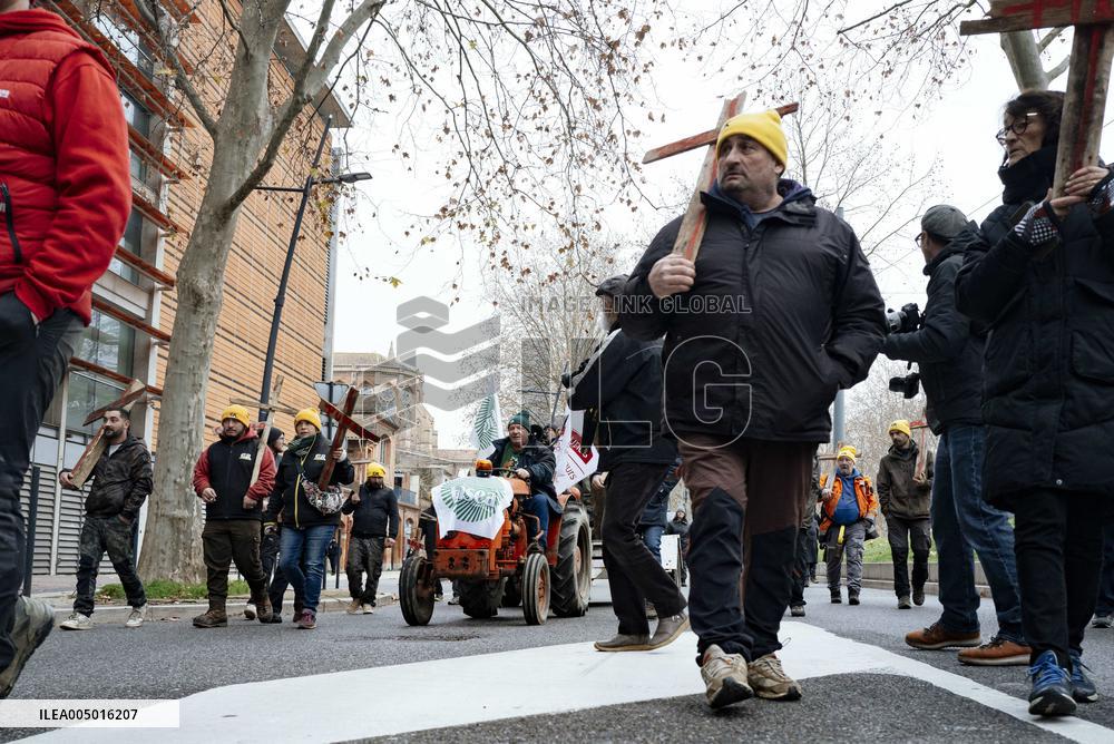 Farmers procession through the streets of Toulouse