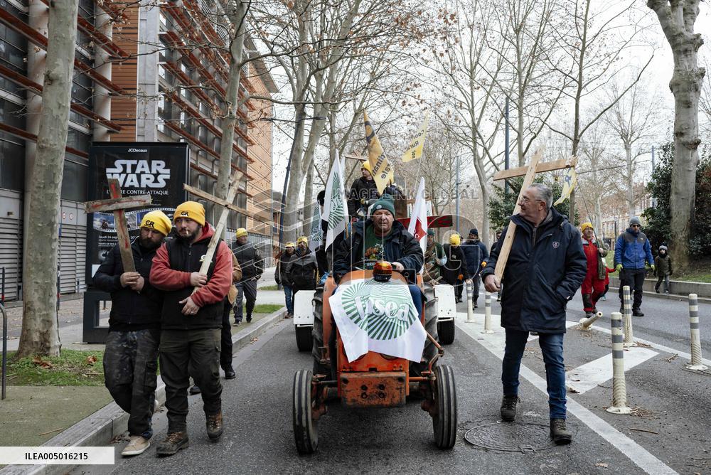 Farmers procession through the streets of Toulouse