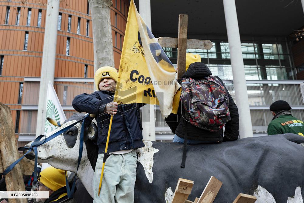 Farmers procession through the streets of Toulouse