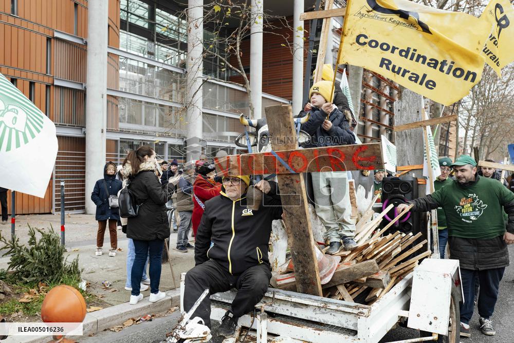 Farmers procession through the streets of Toulouse