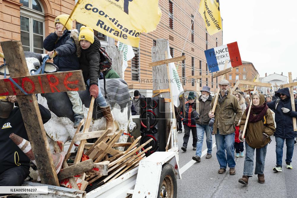 Farmers procession through the streets of Toulouse
