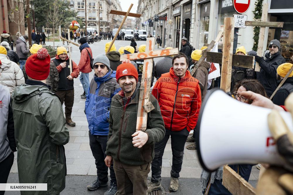 Farmers procession through the streets of Toulouse