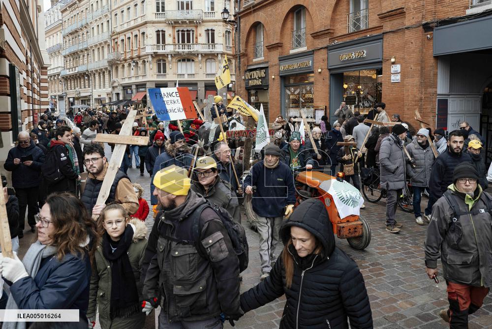 Farmers procession through the streets of Toulouse