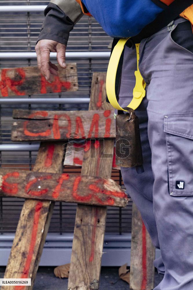 Farmers procession through the streets of Toulouse