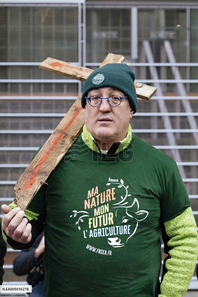 Farmers procession through the streets of Toulouse