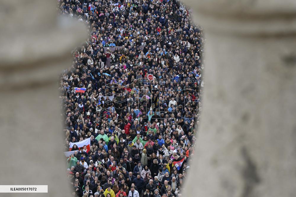 Pope Leo XIV Delivers His Blessing To The Faithful - Vatican