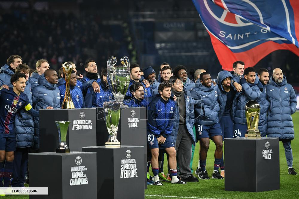 PSG celebrates the Intercontinental Cup at Parc des Princes - FA