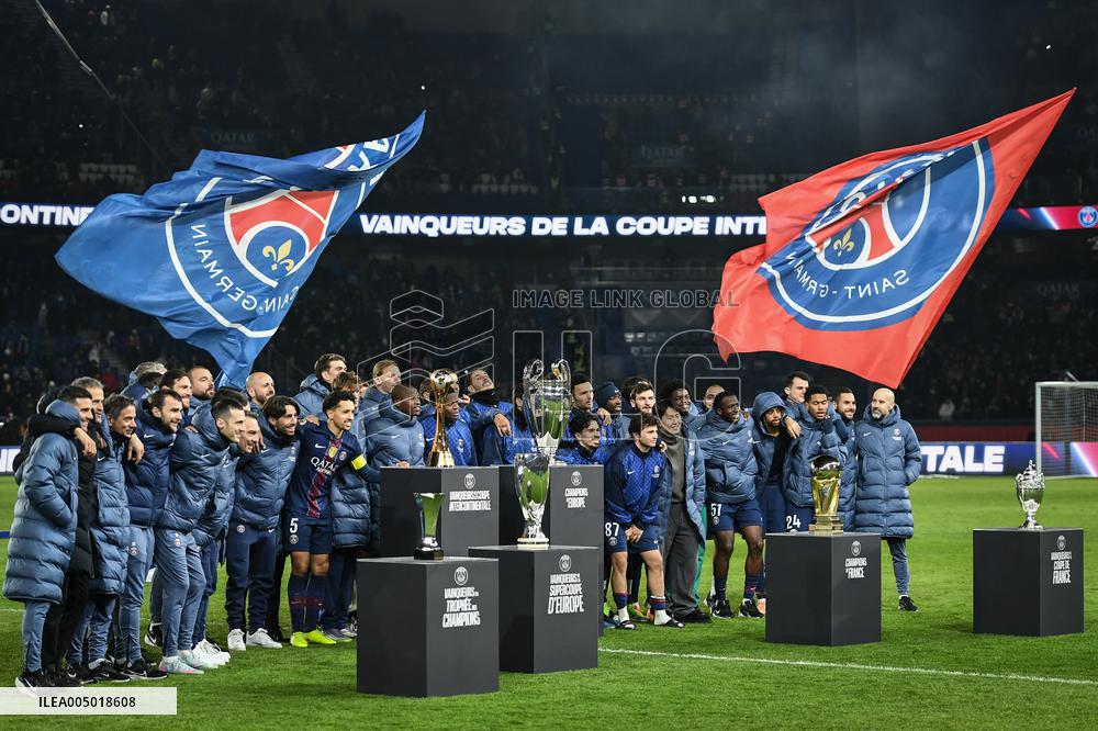 PSG celebrates the Intercontinental Cup at Parc des Princes - FA