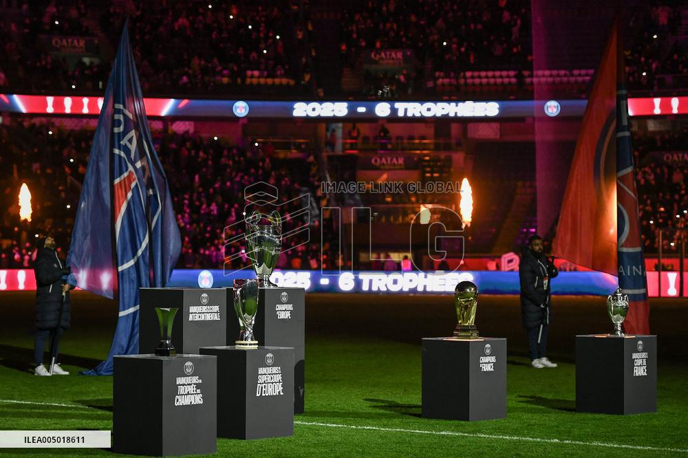 PSG celebrates the Intercontinental Cup at Parc des Princes - FA