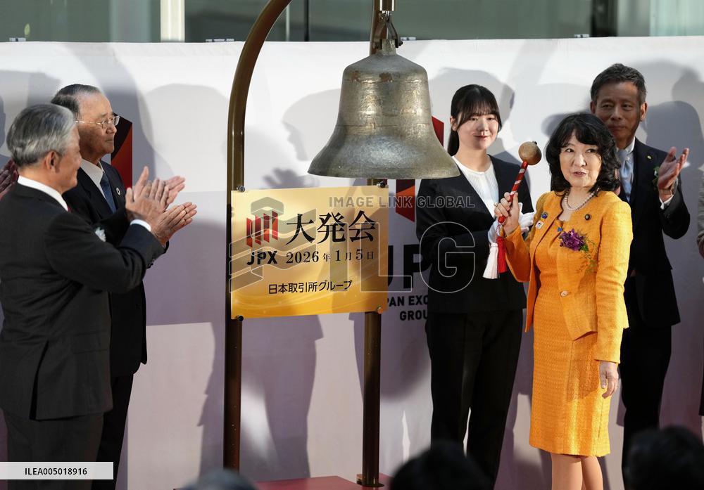 Year's first trading at TSE