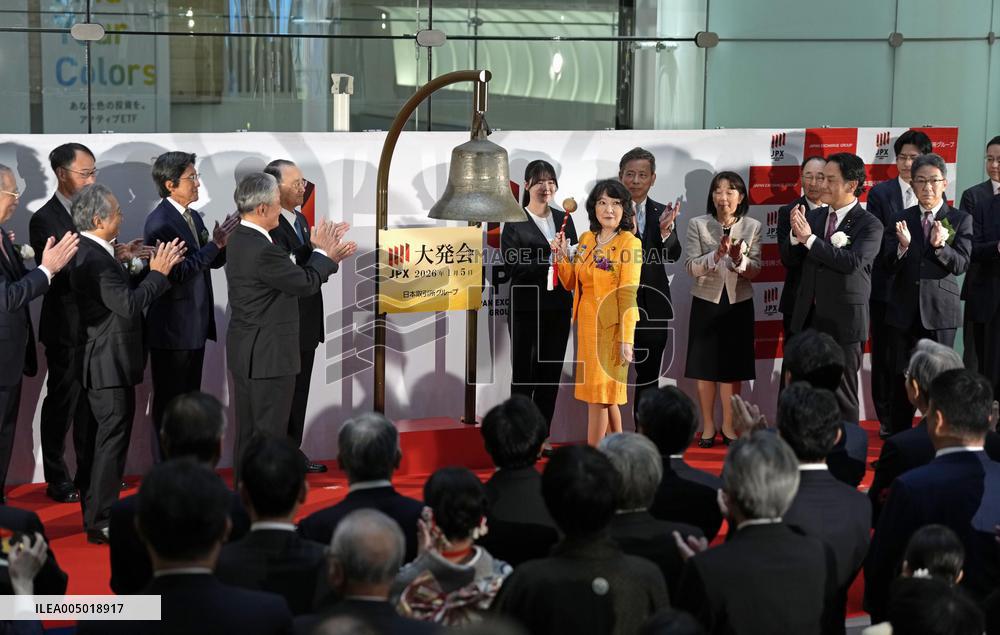 Year's first trading at TSE