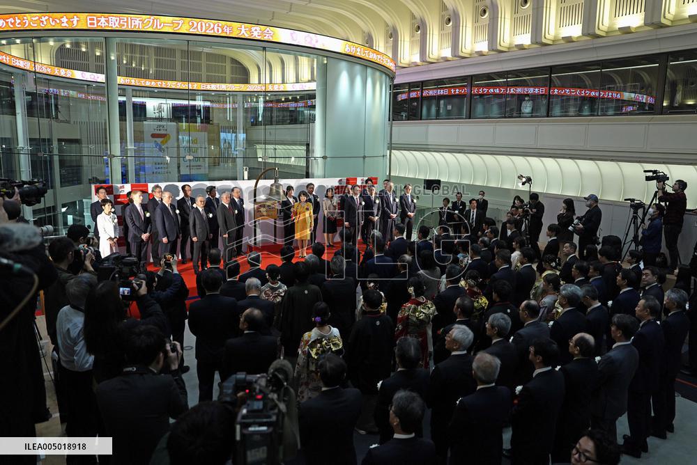 Year's first trading at TSE