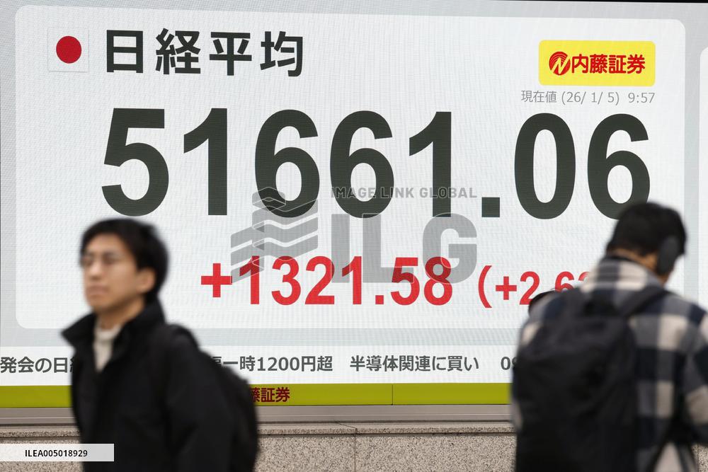 Tokyo stocks surge in morning