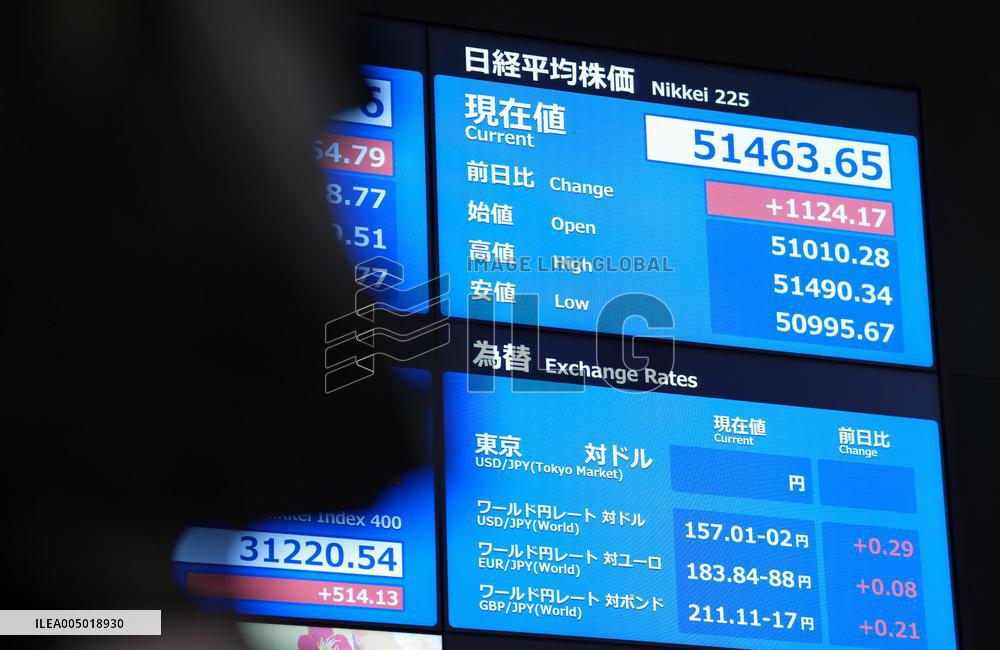 Tokyo stocks surge in morning