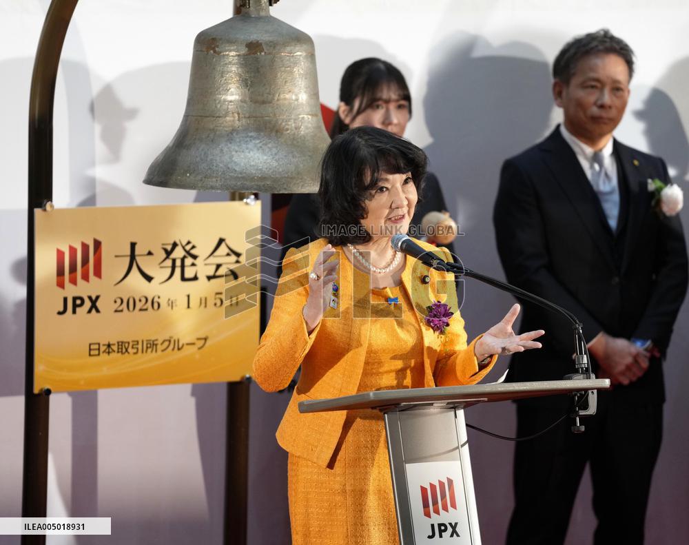 Year's first trading at TSE