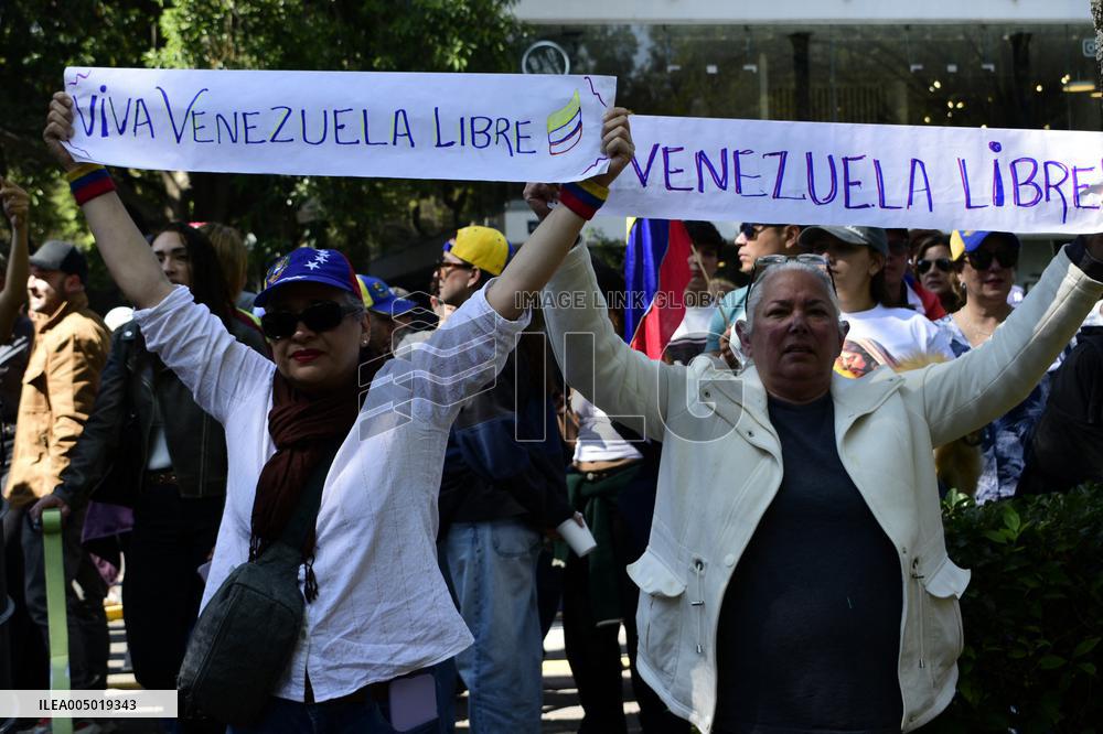 Venezuelans in Mexico Celebrate the Arrest of President Nicolás Maduro