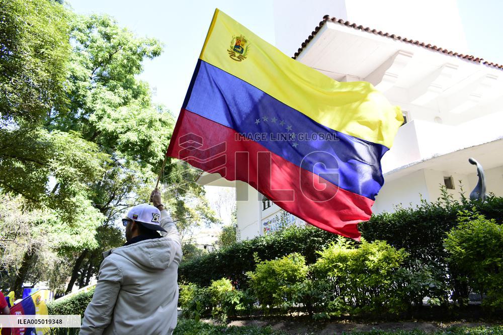 Venezuelans in Mexico Celebrate the Arrest of President Nicolás Maduro