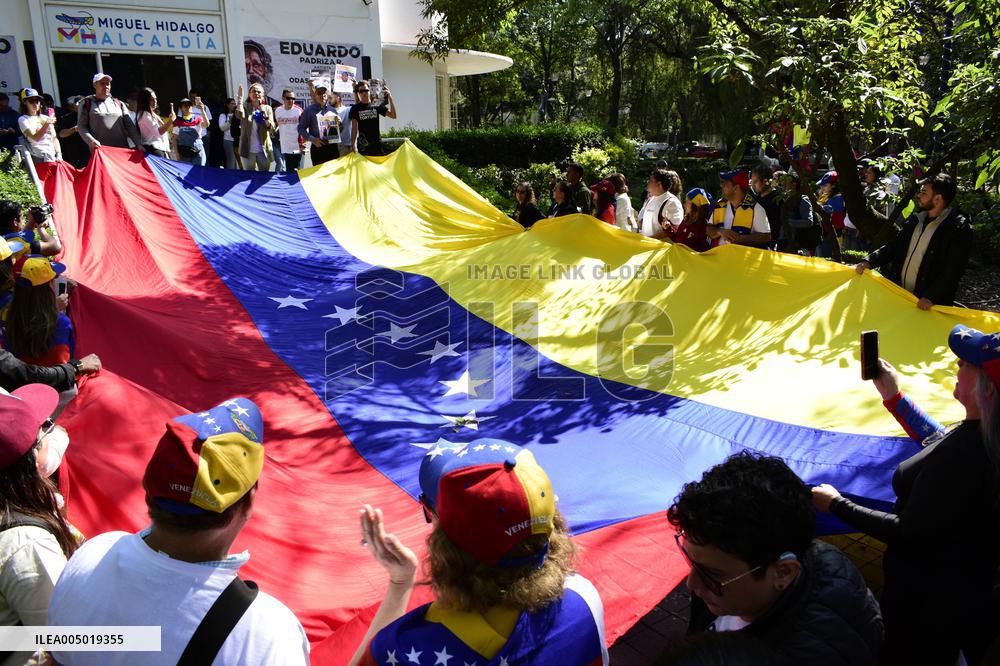 Venezuelans in Mexico Celebrate the Arrest of President Nicolás Maduro
