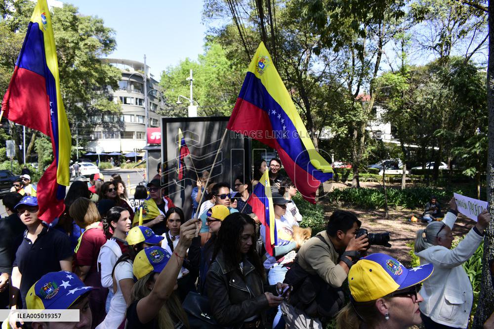 Venezuelans in Mexico Celebrate the Arrest of President Nicolás Maduro