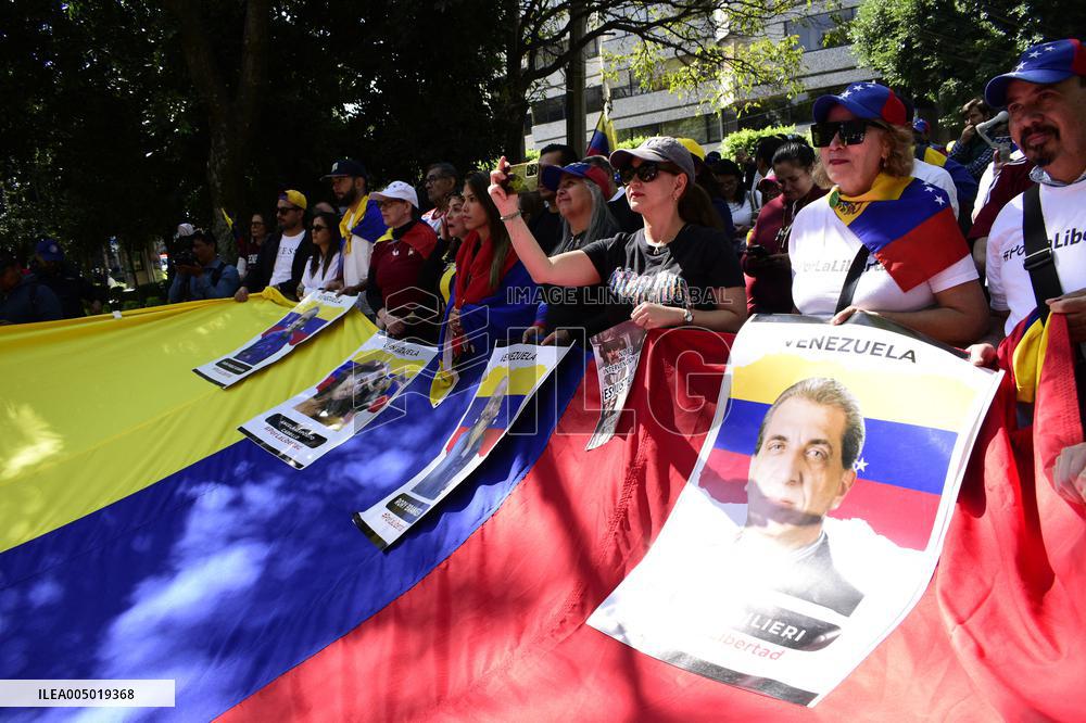 Venezuelans in Mexico Celebrate the Arrest of President Nicolás Maduro
