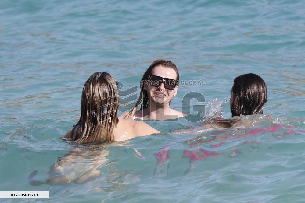 Heidi Klum And Tom Kaulitz Beachside - St Barths