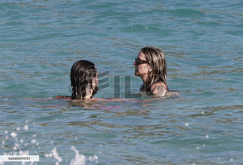 Heidi Klum And Tom Kaulitz Beachside - St Barths