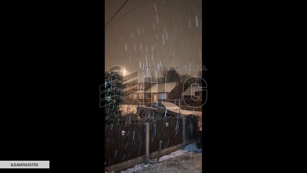 UK: Snow and Ice Warnings Blanket Country, Disrupt Travel and Schools 2