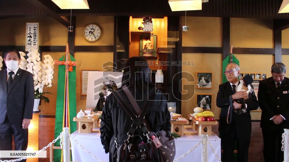 Funeral for cat stationmaster