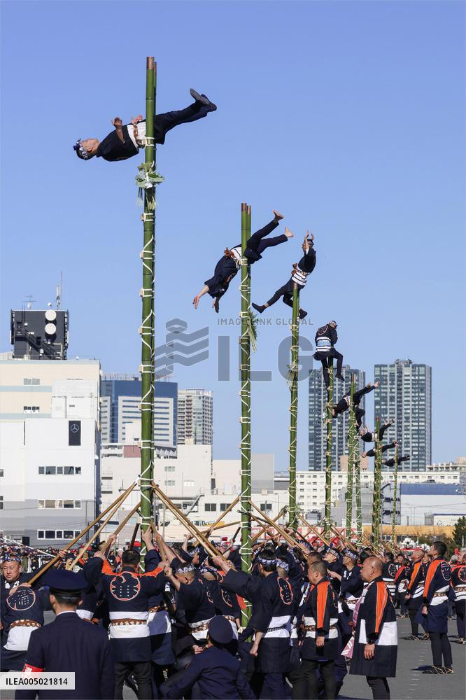Firefighters' New Year ladder performance in Tokyo