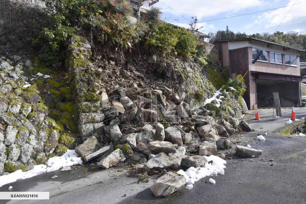Strong quakes hit western Japan