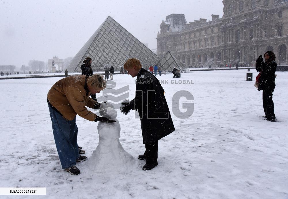 Paris Under The Snow At The Louvre - Paris