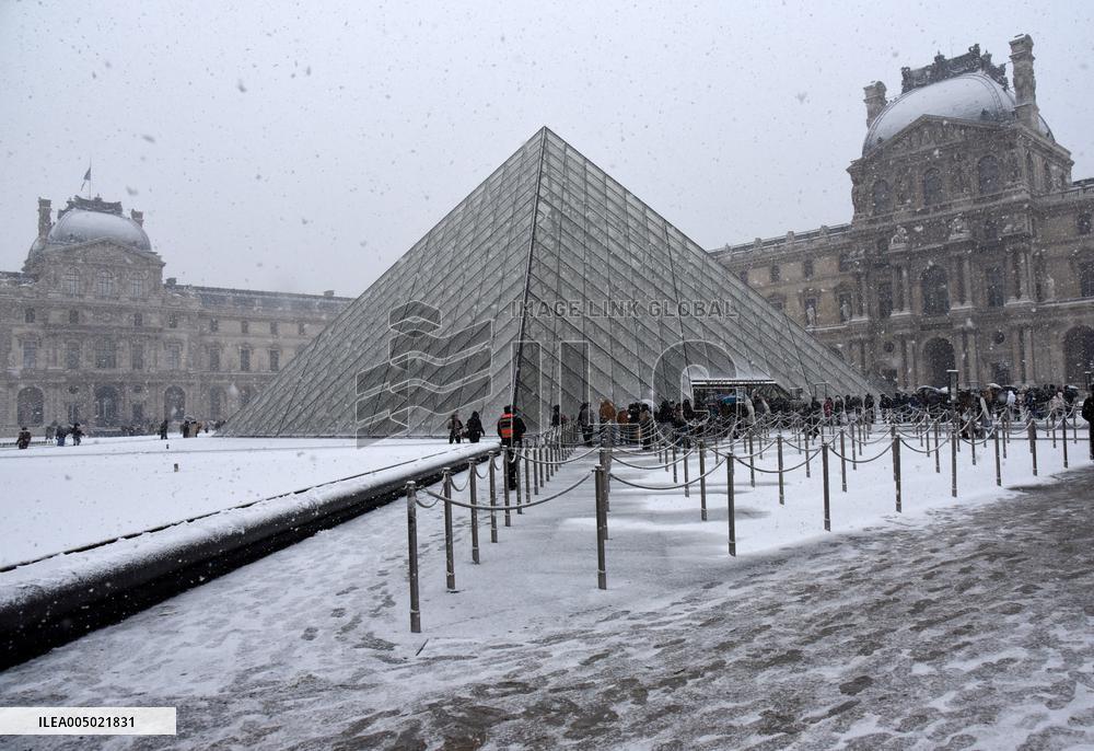 Paris Under The Snow At The Louvre - Paris