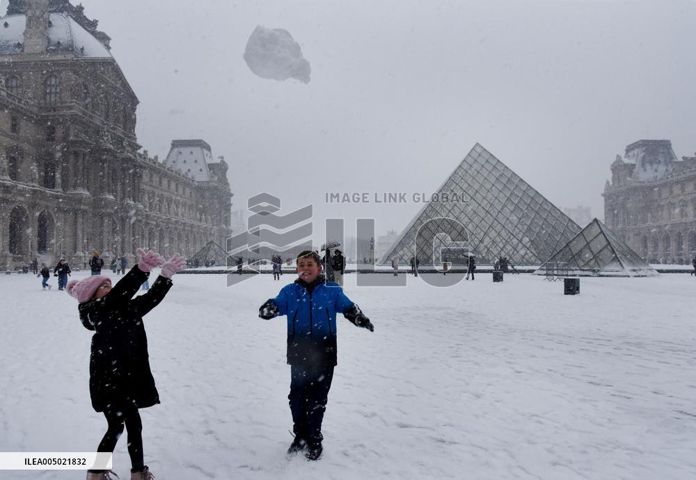Paris Under The Snow At The Louvre - Paris