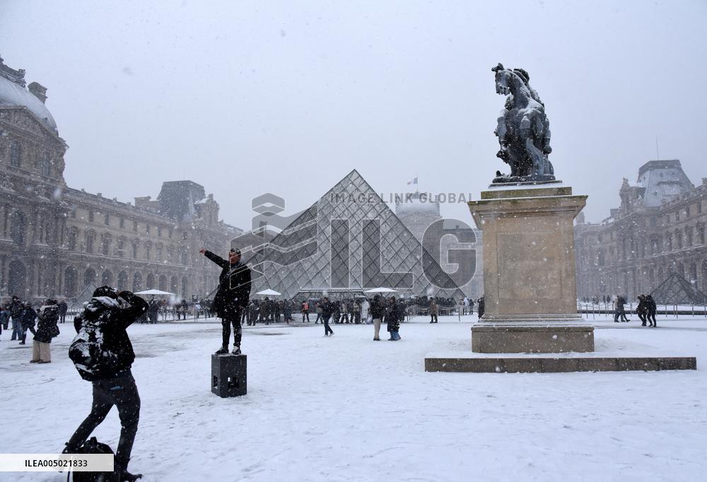 Paris Under The Snow At The Louvre - Paris