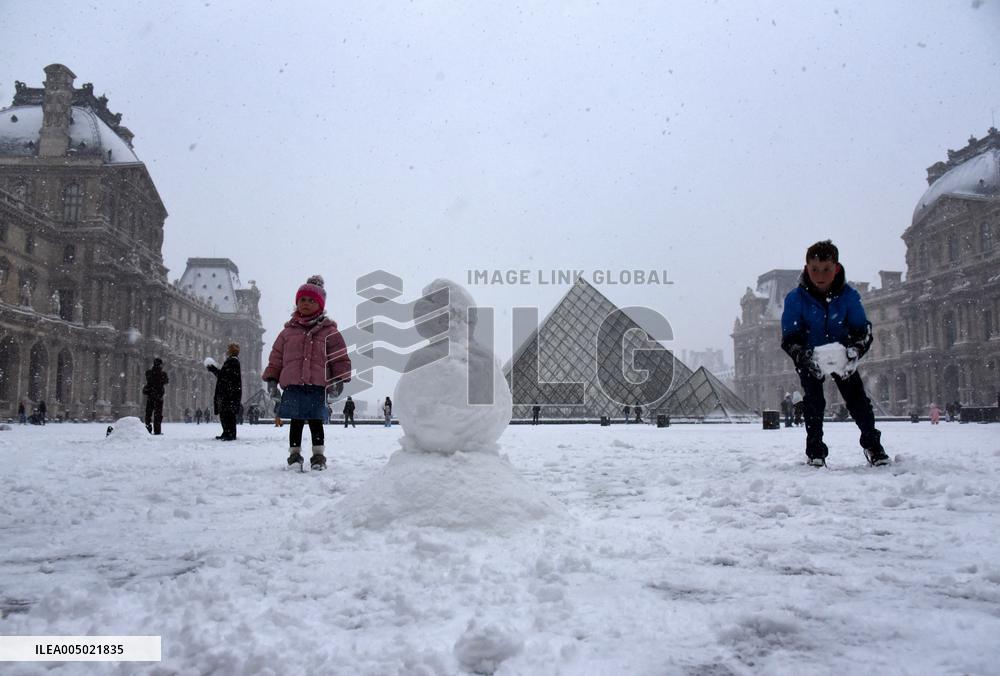 Paris Under The Snow At The Louvre - Paris