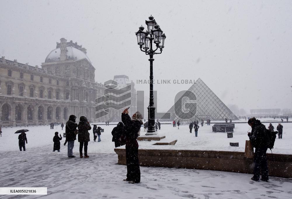 Paris Under The Snow At The Louvre - Paris