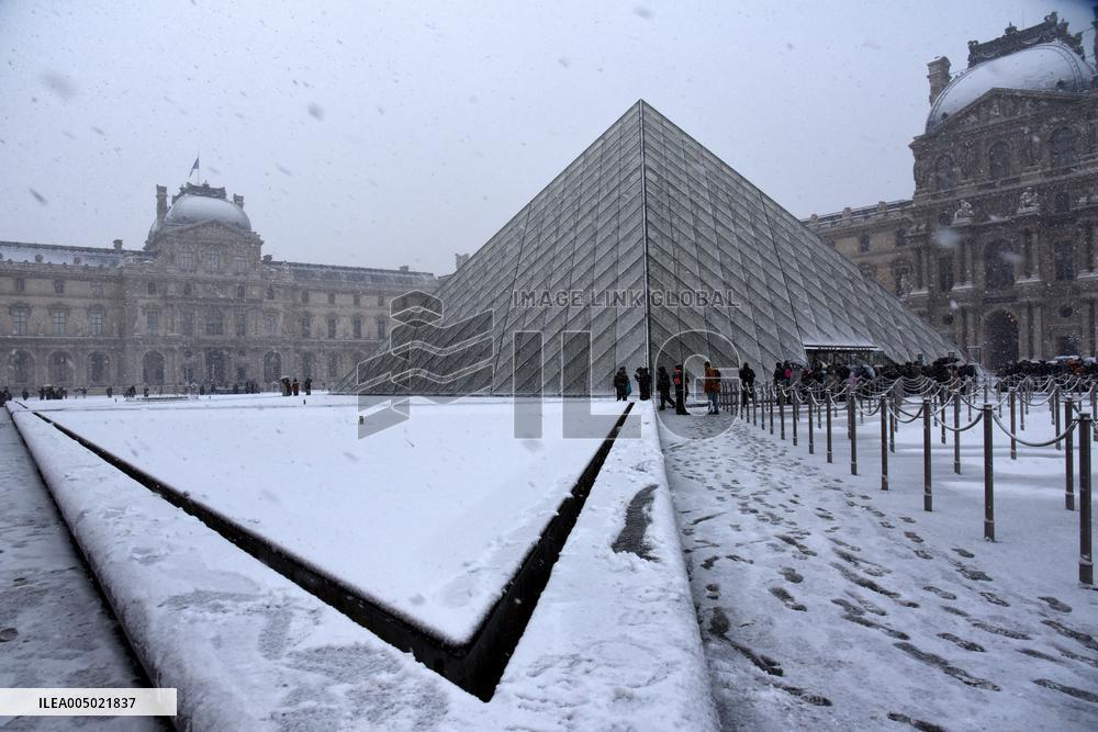 Paris Under The Snow At The Louvre - Paris