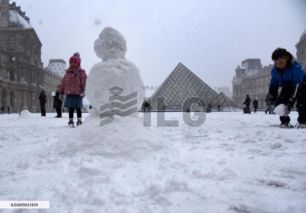 Paris Under The Snow At The Louvre - Paris