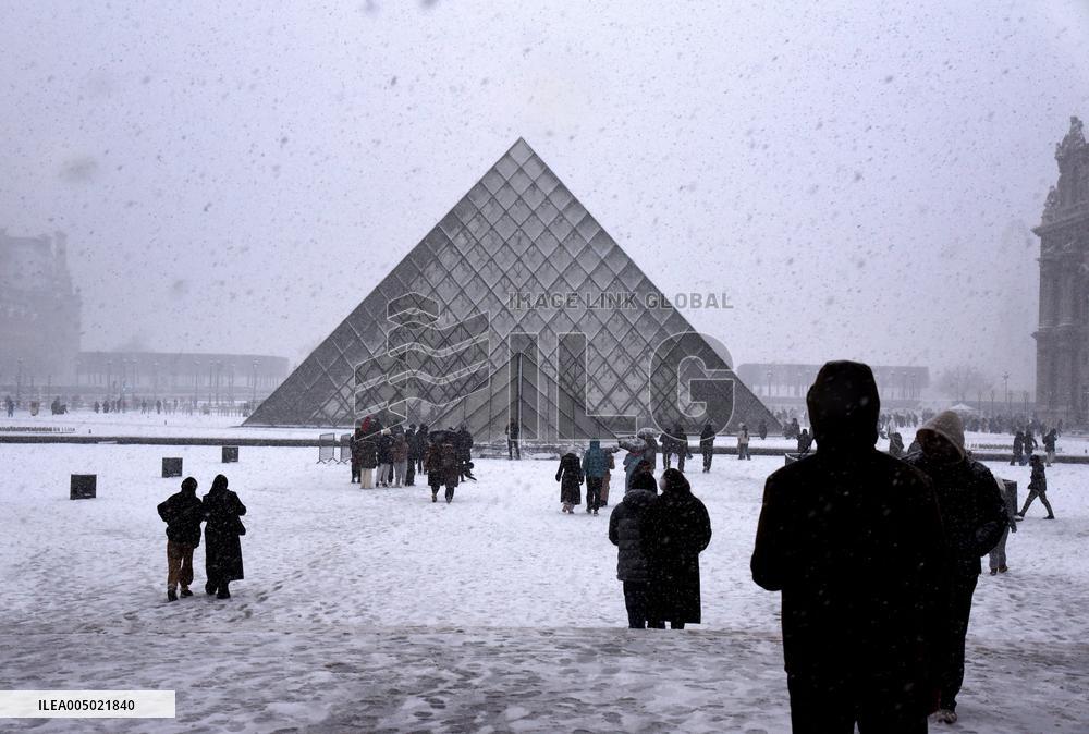 Paris Under The Snow At The Louvre - Paris