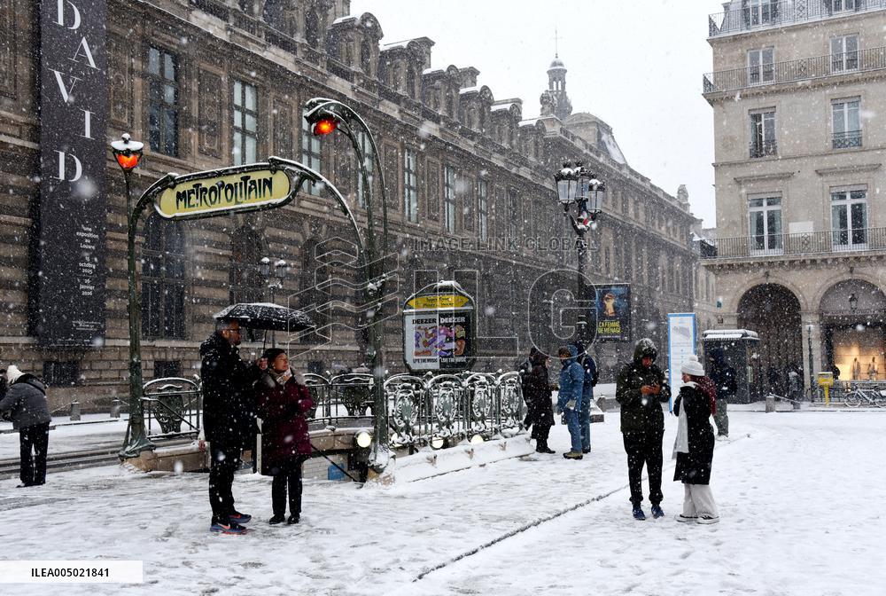 Paris Under The Snow At The Louvre - Paris