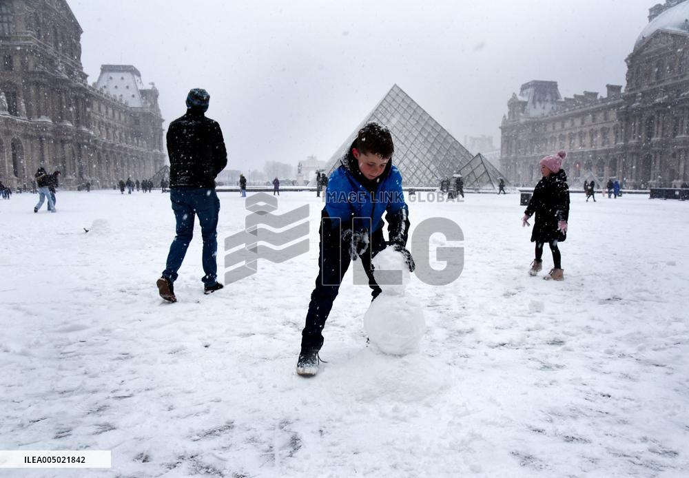 Paris Under The Snow At The Louvre - Paris