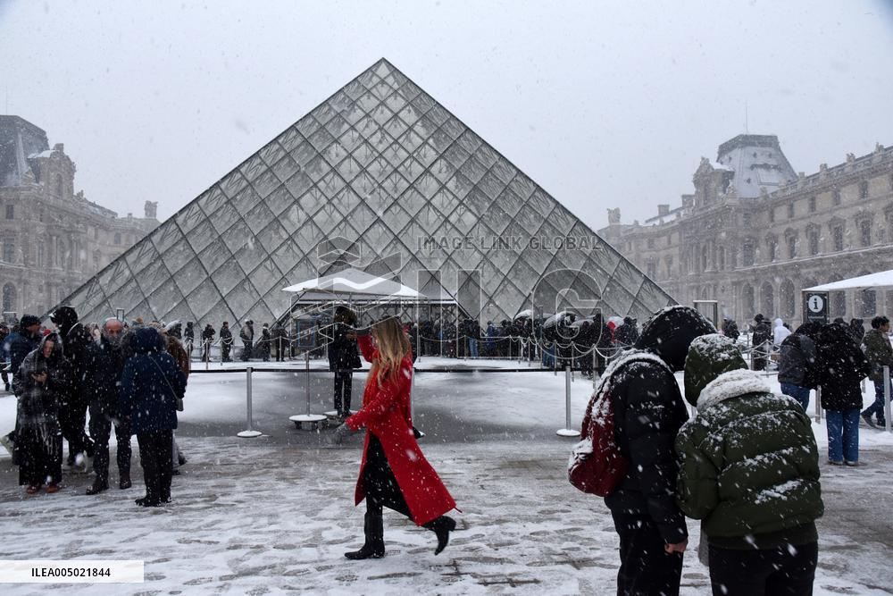 Paris Under The Snow At The Louvre - Paris