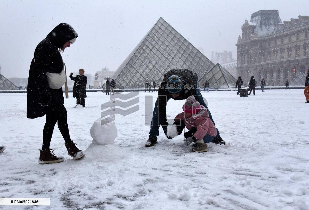 Paris Under The Snow At The Louvre - Paris