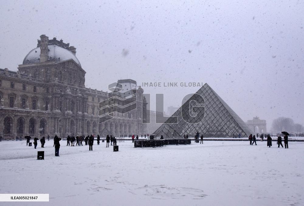 Paris Under The Snow At The Louvre - Paris