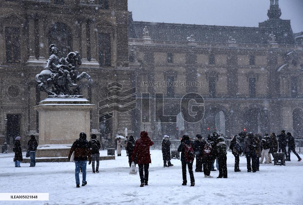 Paris Under The Snow At The Louvre - Paris