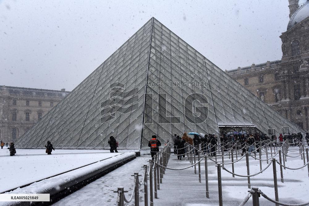Paris Under The Snow At The Louvre - Paris