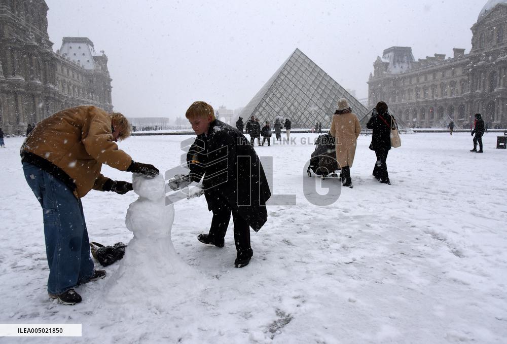 Paris Under The Snow At The Louvre - Paris