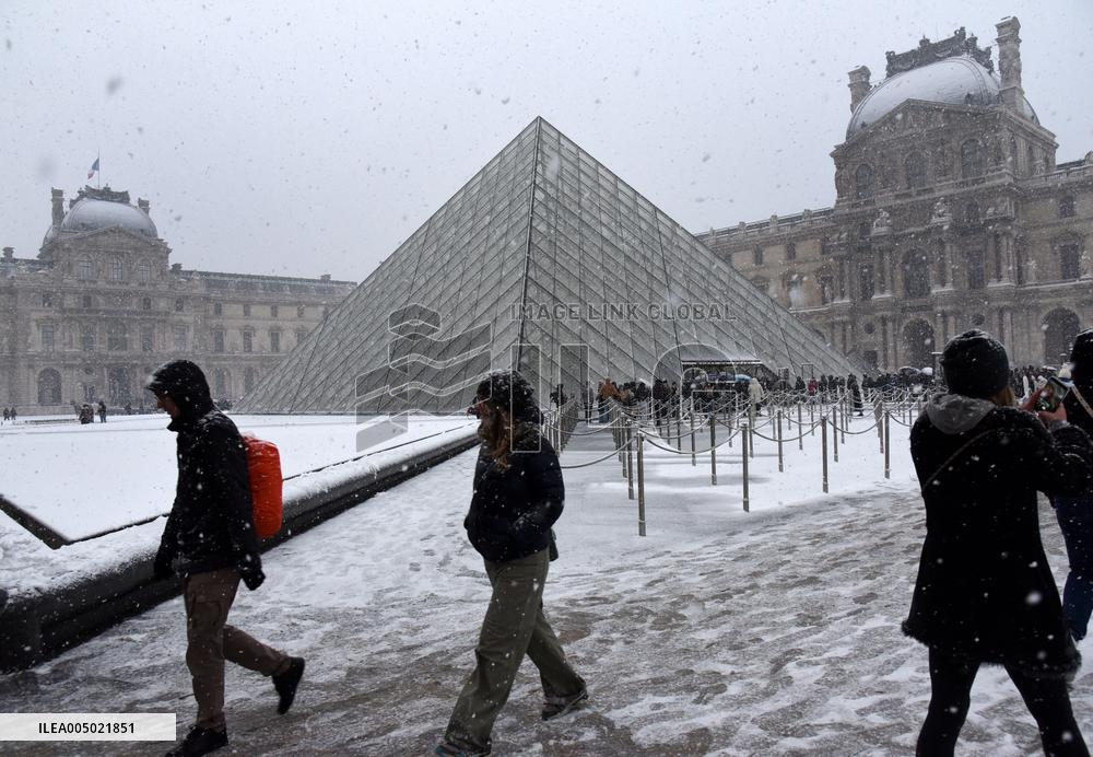 Paris Under The Snow At The Louvre - Paris